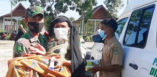 Heboh,TNI di Rohul Gendong Lansia ke Lokasi Vaksinasi, Bukti Orang Baik Masih Banyak