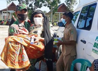 Heboh,TNI di Rohul Gendong Lansia ke Lokasi Vaksinasi, Bukti Orang Baik Masih Banyak