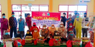 Berbagi di Jumat Berkah, Kapolres Rohul Ajak Masyarakat Menjadi Pelopor Prokes