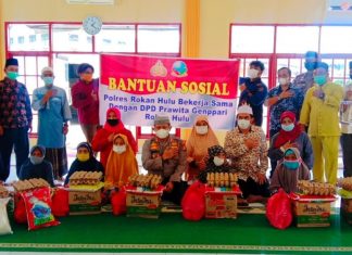 Berbagi di Jumat Berkah, Kapolres Rohul Ajak Masyarakat Menjadi Pelopor Prokes