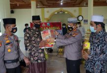 Gencarkan Jumat Berkah Keliling, Kapolres Berbagi Sembako Krpada Lansia di Rohuk