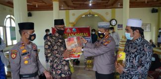 Gencarkan Jumat Berkah Keliling, Kapolres Berbagi Sembako Krpada Lansia di Rohuk