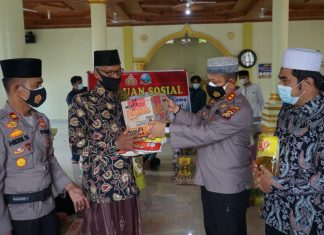 Gencarkan Jumat Berkah Keliling, Kapolres Berbagi Sembako Krpada Lansia di Rohuk