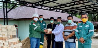 Peduli Sesama, PT SPR Langgak Berbagi Bantuan Bahan Bangunan
