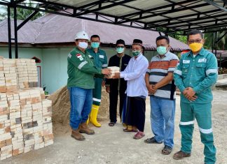 Peduli Sesama, PT SPR Langgak Berbagi Bantuan Bahan Bangunan