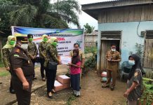 Peringati Hari Bhakti Adhyaksa ke 61, Kejari Rohul Bagi-Bagi Sembako