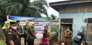 Peringati Hari Bhakti Adhyaksa ke 61, Kejari Rohul Bagi-Bagi Sembako