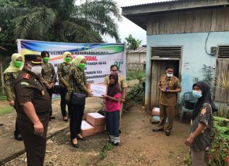 Peringati Hari Bhakti Adhyaksa ke 61, Kejari Rohul Bagi-Bagi Sembako