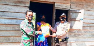 Bantu Masyarakat Ditengah Pandemi Covid-19, Babinsa dan Bhabinkamtibmas Bagi-Bagi Sembako