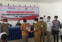 Bupati Rohul Salurkan BB PPKM Kepada Masyarakat Miskin