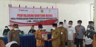 Bupati Rohul Salurkan BB PPKM Kepada Masyarakat Miskin