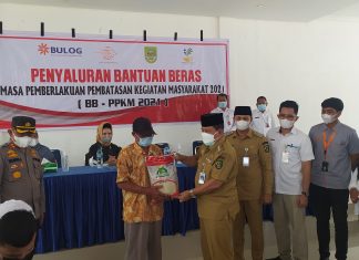 Bupati Rohul Salurkan BB PPKM Kepada Masyarakat Miskin