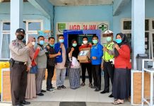 Pemuda Karang Taruna Kunto Darussalam Bagi Masker Ke Pedagang dan Tim Medis
