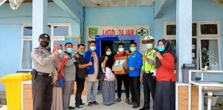 Pemuda Karang Taruna Kunto Darussalam Bagi Masker Ke Pedagang dan Tim Medis