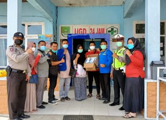 Pemuda Karang Taruna Kunto Darussalam Bagi Masker Ke Pedagang dan Tim Medis
