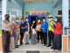 Pemuda Karang Taruna Kunto Darussalam Bagi Masker Ke Pedagang dan Tim Medis
