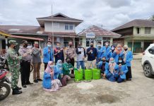 Mahasiswa KKN UIN SUSKA RIAU di Kecamatan Rokan IV Koto Semprot Disinfektan