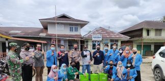 Mahasiswa KKN UIN SUSKA RIAU di Kecamatan Rokan IV Koto Semprot Disinfektan