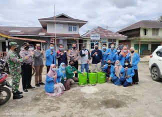 Mahasiswa KKN UIN SUSKA RIAU di Kecamatan Rokan IV Koto Semprot Disinfektan