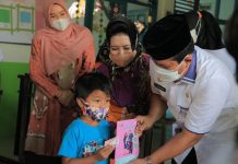 Bupati dan Bunda PAUD Rohul Serahkan Buku KIA Untuk PAUD dan TK