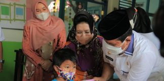Bupati dan Bunda PAUD Rohul Serahkan Buku KIA Untuk PAUD dan TK