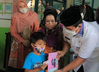 Bupati dan Bunda PAUD Rohul Serahkan Buku KIA Untuk PAUD dan TK