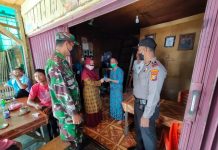Tekan Penyebaran Covid-19, Polres Rohul Bagi Obat-Obatan ke Pasien Isoma