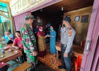 Tekan Penyebaran Covid-19, Polres Rohul Bagi Obat-Obatan ke Pasien Isoma