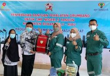 Peduli Pendidikan, PT SPR Langgak Serahkan Bantuan Drumband ke SMPN 5 Tandun