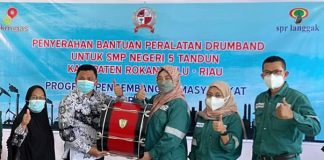 Peduli Pendidikan, PT SPR Langgak Serahkan Bantuan Drumband ke SMPN 5 Tandun