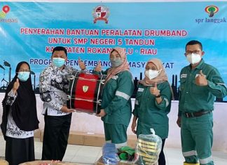 Peduli Pendidikan, PT SPR Langgak Serahkan Bantuan Drumband ke SMPN 5 Tandun