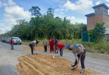 Cegah Kecelakaan Lalin, Polsek dan Warga Kepenuhan Timbun Jalan Lintas Provinsi Berlubang
