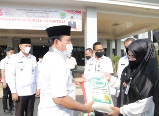 Dukung Petani Lokal Dalam Distribusi Boreh Sawah, Bupati H. Sukiman : Kita Beli Dengan Harga Lebih Mahal