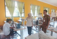 Kembangkan Potensi Industri Sekolah, Ketua Kadin Rohul Kunjungi SMKN 1 Tambusai