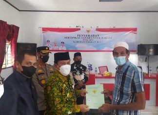 Bupati Rohul Salurkan Sertifikat Tanah Gratis Bagi Masyarakat Desa Mahato