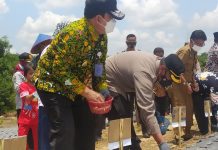 Bupati Bersama Kapolres Rohul Tanam Bibit Bawang Merah di Desa Persiapan Mahato Cindur Jaya
