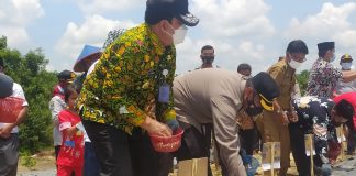 Bupati Bersama Kapolres Rohul Tanam Bibit Bawang Merah di Desa Persiapan Mahato Cindur Jaya