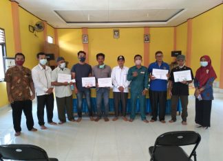 5 Kelompok Tani di Desa Bukit Intan Makmur Mendapat Bantuan Modal Usaha