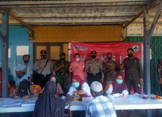 Kades Rambah Hilir Bagi Bingkisan Untuk Siapa Saja Yang Mau Divaksin