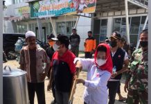 Bupati Rohul Beserta Istri Ikut Masak Untuk Korban Bencana Banjir