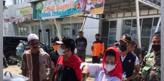 Bupati Rohul Beserta Istri Ikut Masak Untuk Korban Bencana Banjir