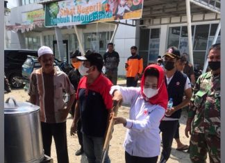 Bupati Rohul Beserta Istri Ikut Masak Untuk Korban Bencana Banjir