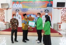 Menuju Akhir Tahun, Bupati Rohul Serahkan Berbagai Bantuan