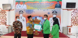 Menuju Akhir Tahun, Bupati Rohul Serahkan Berbagai Bantuan