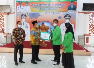Menuju Akhir Tahun, Bupati Rohul Serahkan Berbagai Bantuan