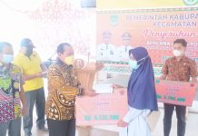 Bupati Sukiman Serahkan Bantuan Kepada Korban Bencana Angin Puting Beliung
