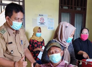 RT dan RW di Kelurahan Kota Lama Jemput – Antar Warga Yang Hendak Divaksin