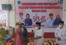 Peringatan Hari Ibu, Bupati Rohul Berbagi Kepada Tenaga Kebersihan di Rumah Dinas
