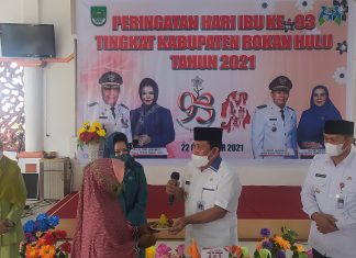 Peringatan Hari Ibu, Bupati Rohul Berbagi Kepada Tenaga Kebersihan di Rumah Dinas