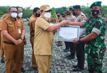 Bupati Rohul Berikan Piagam Penghargaan Percepatan Vaksinasi